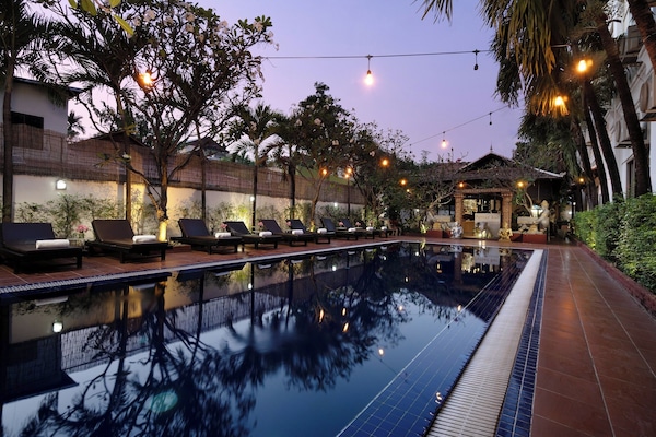 Kolam renang outdoor, dengan kursi berjemur