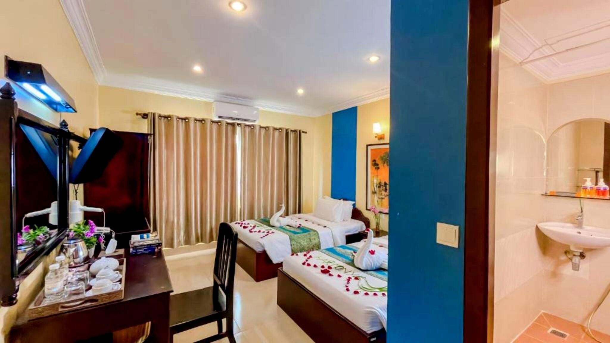 Bureau, espace de travail pour ordinateur portable, Wi-Fi gratuit