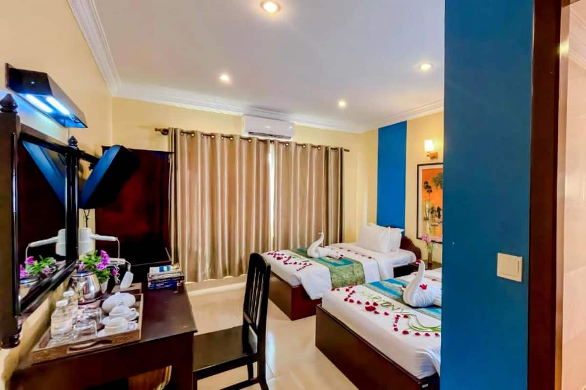 Una scrivania, postazione laptop, Wi-Fi gratuito, lenzuola