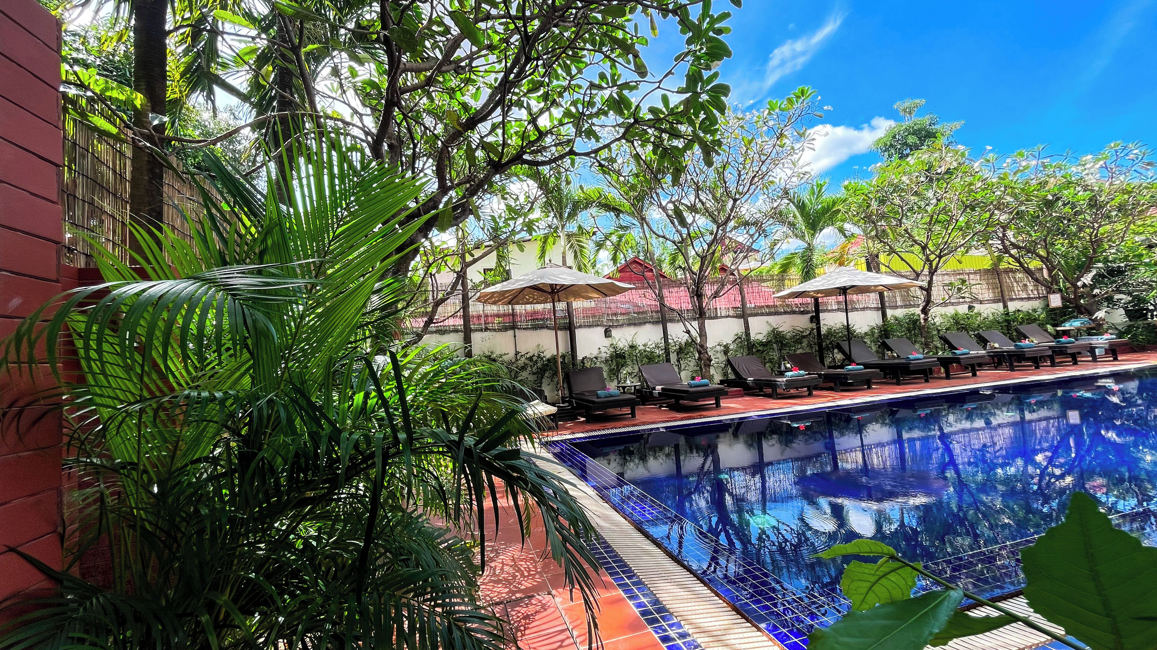 สระว่ายน้ำกลางแจ้ง เปิด 9:00 น. ถึง 21:00 น., เก้าอี้อาบแดดริมสระ