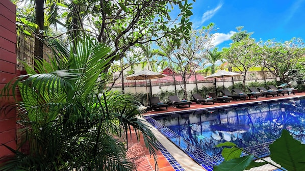 Utendørsbasseng og solsenger