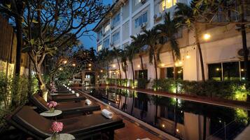 Hồ bơi ngoài trời, mở cửa từ 9:00 đến 21:00, ghế dài tắm nắng