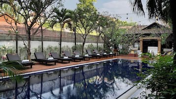 Hồ bơi ngoài trời, mở cửa từ 9:00 đến 21:00, ghế dài tắm nắng