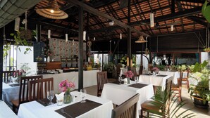 Ein Restaurant mit gedeckten Tischen, dekorativen Elementen und einer Speisekarte.
