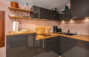 Fridge, stovetop, dishwasher, coffee/tea maker