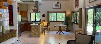 Chalet en medio de la naturaleza, con hermosa vista al río y senderismo.