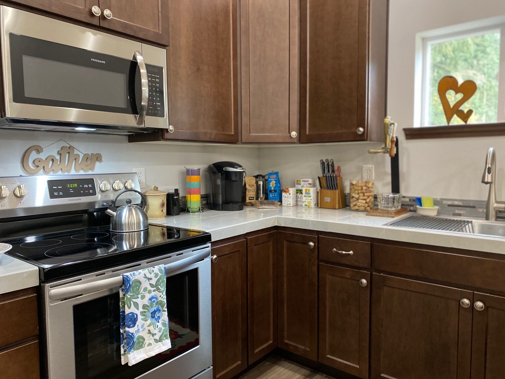 Kylskåp, mikrovågsugn, ugn och spishäll