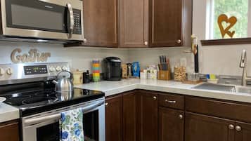 Kylskåp, mikrovågsugn, ugn och spishäll