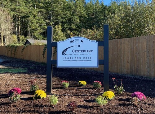 Farm Stay with your Horse! Upstairs Loft for you, updated Barn for your horse!