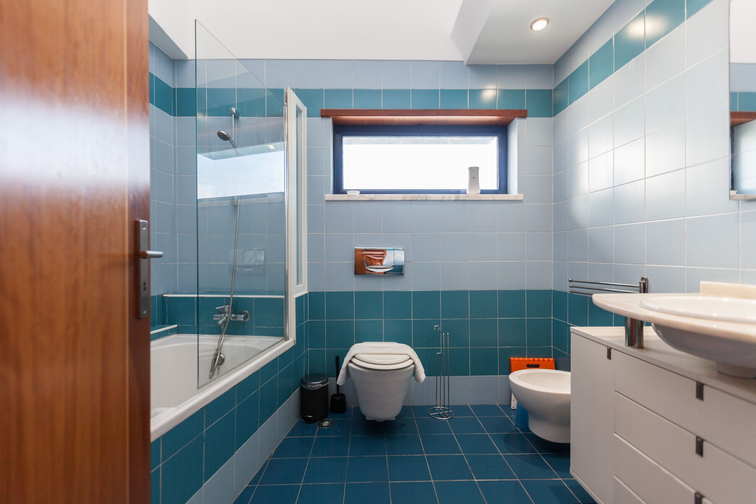 A bathroom with a bathtub, toilet, and sink.