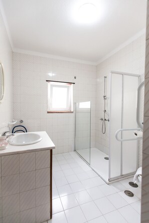 Shower, hair dryer, towels - FLH Ericeira Family House (Ericeira)