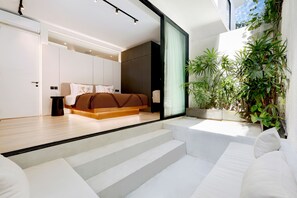 Villa Deluxe | Baño | Regadera, regadera tipo lluvia, secadora de cabello, pantuflas 