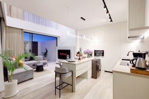 Vila superluxo (Oasis Lot 10) | Cozinha privada | Geladeira, micro-ondas, talheres/pratos/utensílios de cozinha