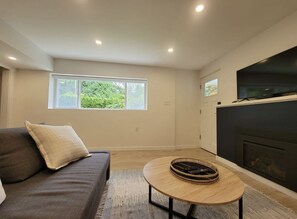 Smart TV, fireplace