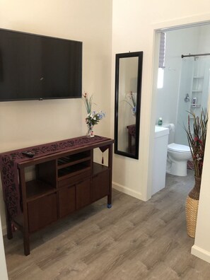 Haartrockner, Handtücher, Seife, Toilettenpapier