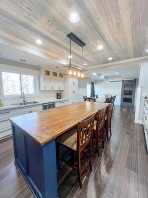 Fridge, microwave, oven, stovetop - Extravagance Meets Comfort, with neighborhood Lake access.  (Hot Springs)