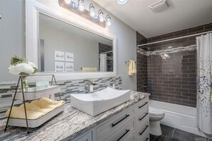 Shower, hair dryer, towels, soap - Extravagance Meets Comfort, with neighborhood Lake access. (Hot Springs)