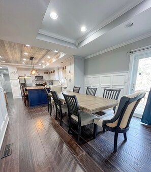 Dining - Extravagance Meets Comfort, with neighborhood Lake access. (Hot Springs)
