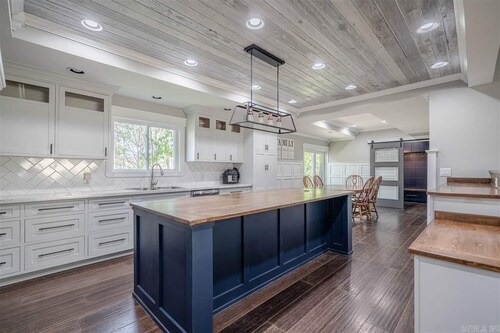 Extravagance Meets Comfort, with neighborhood Lake access. 
