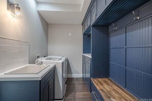 Interior - Extravagance Meets Comfort, with neighborhood Lake access.  (Hot Springs)