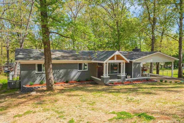 Exterior - Extravagance Meets Comfort, with neighborhood Lake access. (Hot Springs)
