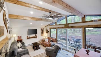 Een televisie, een open haard en een stereo