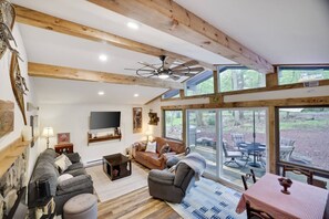 TV, fireplace, stereo - KingBed+Cabin+quiet+new renovation+foliage+ski (Lake Harmony)