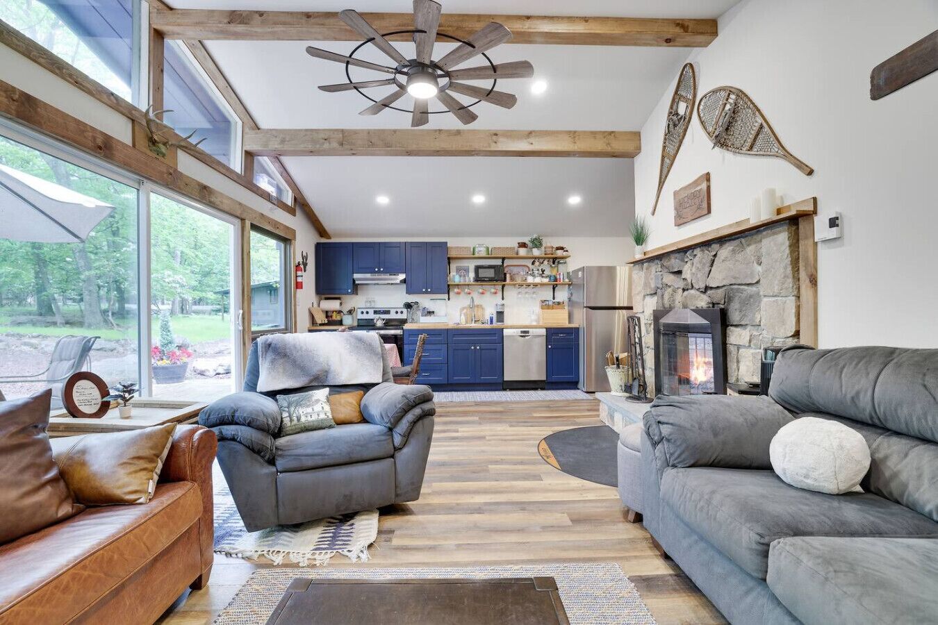 电视、壁炉、立体声音响