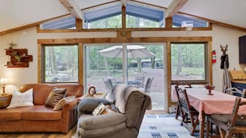 TV, fireplace, stereo