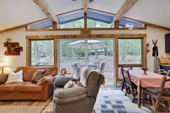 Tv, eldstad och en stereo