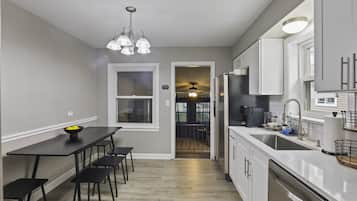 Geladeira, micro-ondas, fogão, lava-louças