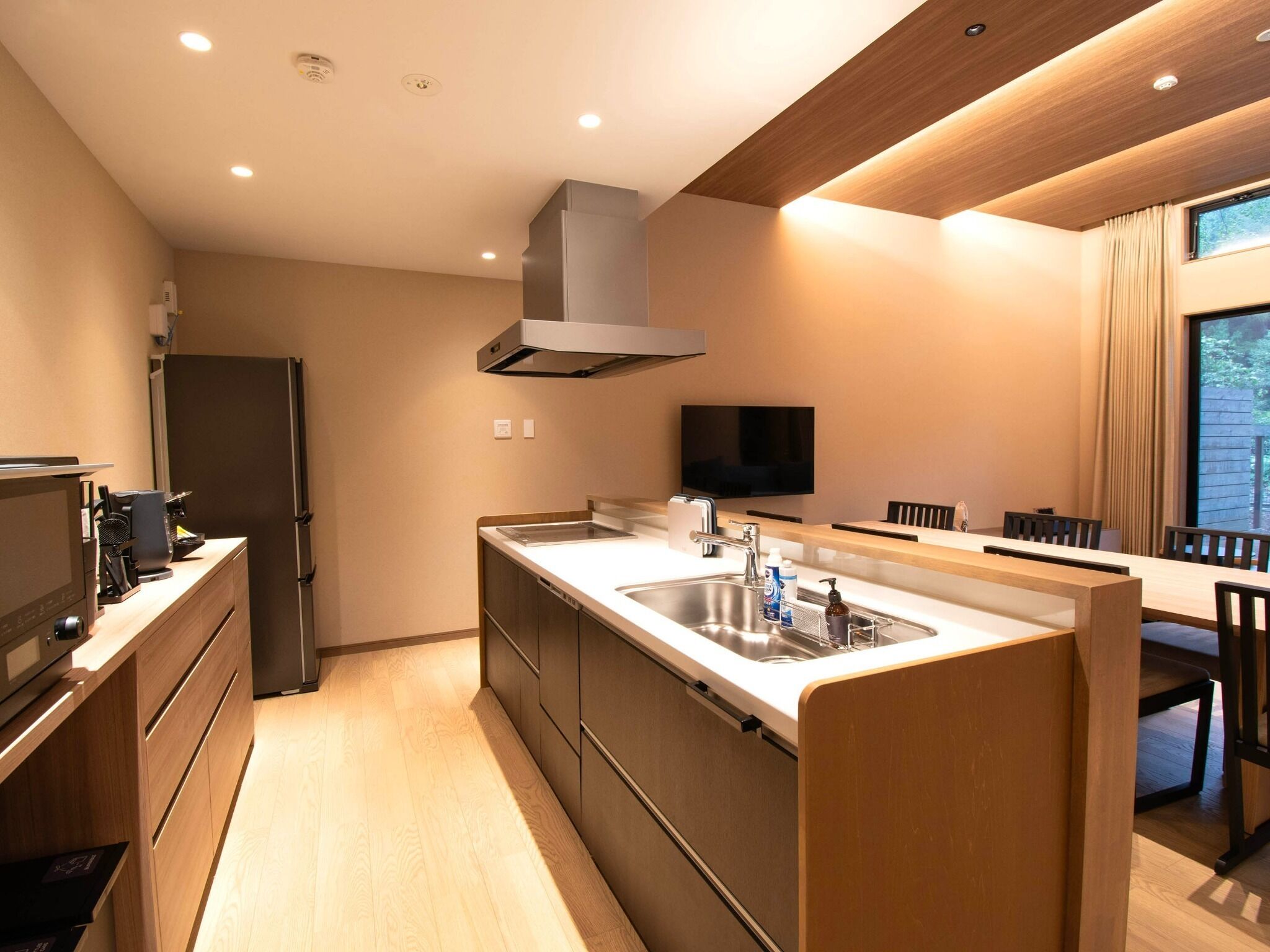 冷蔵庫、電子レンジ、コンロ、調理器具と食器