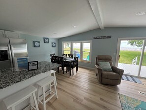 Dining - Cozy Pet-Friendly Lake House with Panoramic Bay Views (Bay City)