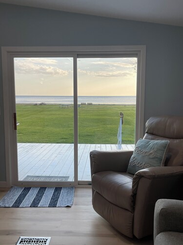 Cozy Pet-Friendly Lake House with Panoramic Bay Views