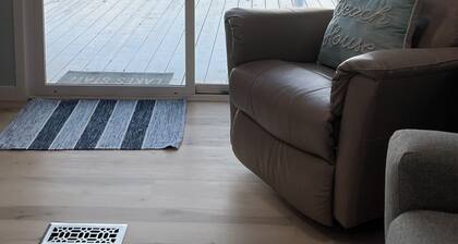 Cozy Pet-Friendly Lake House with Panoramic Bay Views