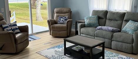 Smart TV, chimenea y libros