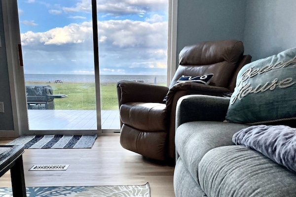 Smart-tv, een open haard en boeken