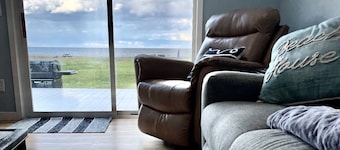 Pet Friendly Beach House, Bay Access, Stunning Views, access to State Park