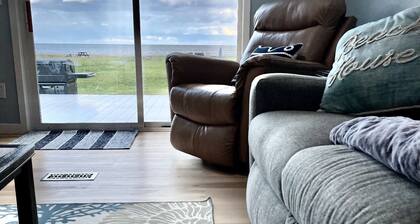 Pet Friendly Beach House, Bay Access, Stunning Views, access to State Park