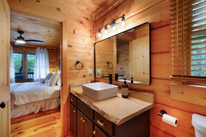 Sèche-cheveux, serviettes fournies, savon, shampoing