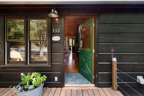 Exterior detail - Cozy mountain view cabin & 2 king en-suites (Ellijay)