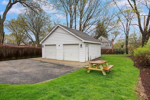 Lovely Duplex in DT Libertyville Near Naval Base!