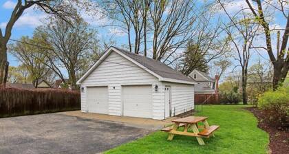 Lovely Duplex in DT Libertyville Near Naval Base!