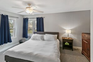 3 Schlafzimmer, Schreibtisch, Bügeleisen/Bügelbrett, Reisekinderbett