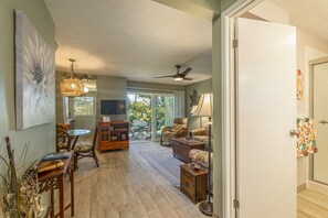 Living area - Beach side condo! Relax, swim and play at the Kona Surf & Racquetball Club! (Kailua-Kona)
