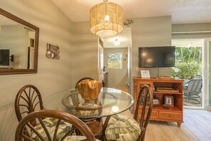 Dining - Beach side condo! Relax, swim and play at the Kona Surf & Racquetball Club! (Kailua-Kona)