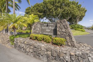 Property grounds - Beach side condo! Relax, swim and play at the Kona Surf & Racquetball Club! (Kailua-Kona)