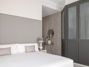 5 bedrooms, iron/ironing board, internet, bed sheets