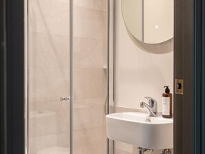 Douche, sèche-cheveux, serviettes fournies