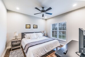 4 slaapkamers, een strijkplank/strijkijzer, gratis wifi, beddengoed